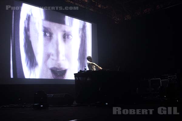 JON HOPKINS - 2014-10-30 - PARIS - Grande Halle de La Villette - 